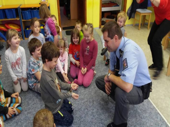 Policisté besedovali s dětmi ze školky v Červených Janovicích