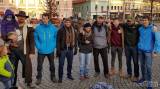 20171223180051_20171223_152107: Foto, video: Judisté se proběhli na lyžích v plavkách po čáslavském náměstí!
