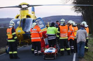 Foto: Mladou řidičku musel u Ratboře po nárazu do stromu dopravit do nemocnice vrtulník