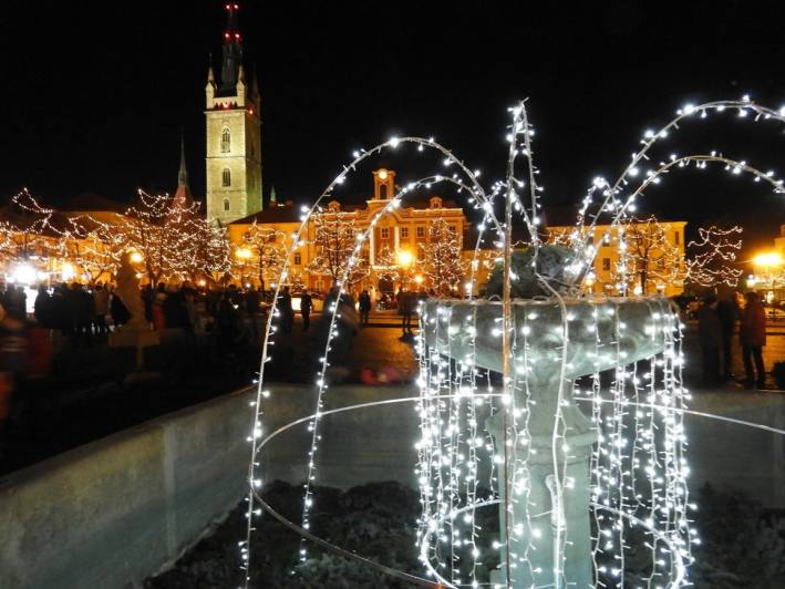 Foto, video: Ohňostroj osvítil na Nový rok také náměstí Jana Žižky v Čáslavi