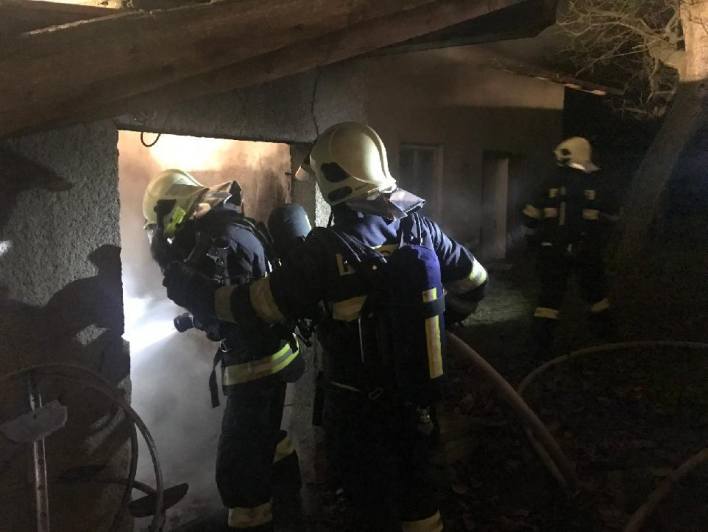 Tři jednotky hasičů likvidovaly požár kůlny v Cerhenicích
