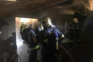 Tři jednotky hasičů likvidovaly požár kůlny v Cerhenicích