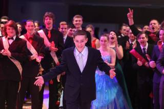 Foto: Absolventi z SOŠ a SOU řemesel tančili v pátek na svém plese v Lorci