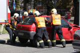 ah1b8072: Foto: Při dopravní nehodě v Kolíně skončil automobil na trávníku před kinem