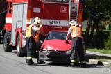 ah1b8078: Foto: Při dopravní nehodě v Kolíně skončil automobil na trávníku před kinem