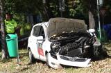 ah1b8082: Foto: Při dopravní nehodě v Kolíně skončil automobil na trávníku před kinem