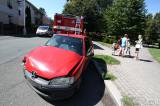 ah1b8094: Foto: Při dopravní nehodě v Kolíně skončil automobil na trávníku před kinem