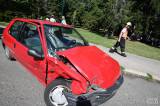 ah1b8096: Foto: Při dopravní nehodě v Kolíně skončil automobil na trávníku před kinem