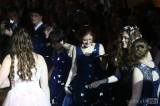 20180203095342_IMG_0742: Foto: Na plese ve Starých lázních převzali maturitní šerpy studenti kolínské Podnikatelky