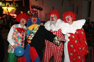 Foto: Maskám na karnevale ve Vlkanči zahrála domácí skupina Na Plech