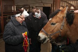 Foto: Masopustní veselí dorazilo na miskovický statek Dítě a kůň