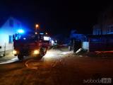 20180221101149_zruc102: Při požáru dvou automobilů ve Zruči nad Sázavou zasahovali také dobrovolní hasiči