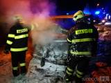 20180221101150_zruc104: Při požáru dvou automobilů ve Zruči nad Sázavou zasahovali také dobrovolní hasiči