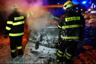 Při požáru dvou automobilů ve Zruči nad Sázavou zasahovali také dobrovolní hasiči