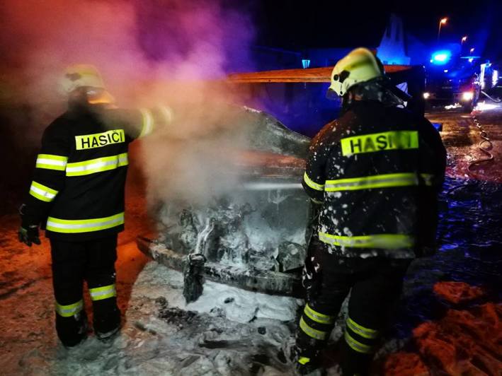 Při požáru dvou automobilů ve Zruči nad Sázavou zasahovali také dobrovolní hasiči