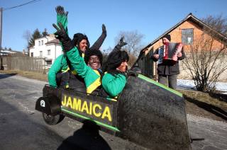 Foto: Žandovský masopust přijeli pozdravit i jamajští bobisté!