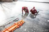 20180226105545_x-3984: Foto: Hasiči trénovali záchranu z probořené lední plochy