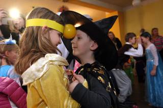 Foto: Na „Kaňkovském karnevale“ si děti pohrály s Křemílkem a Vochomůrkou