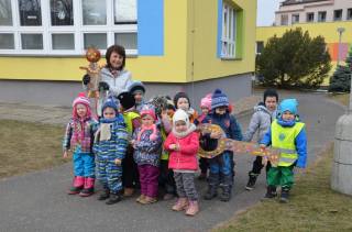 Foto: Děti z Mateřské školy Benešova II vynesly Morenu a vyhnaly zimu