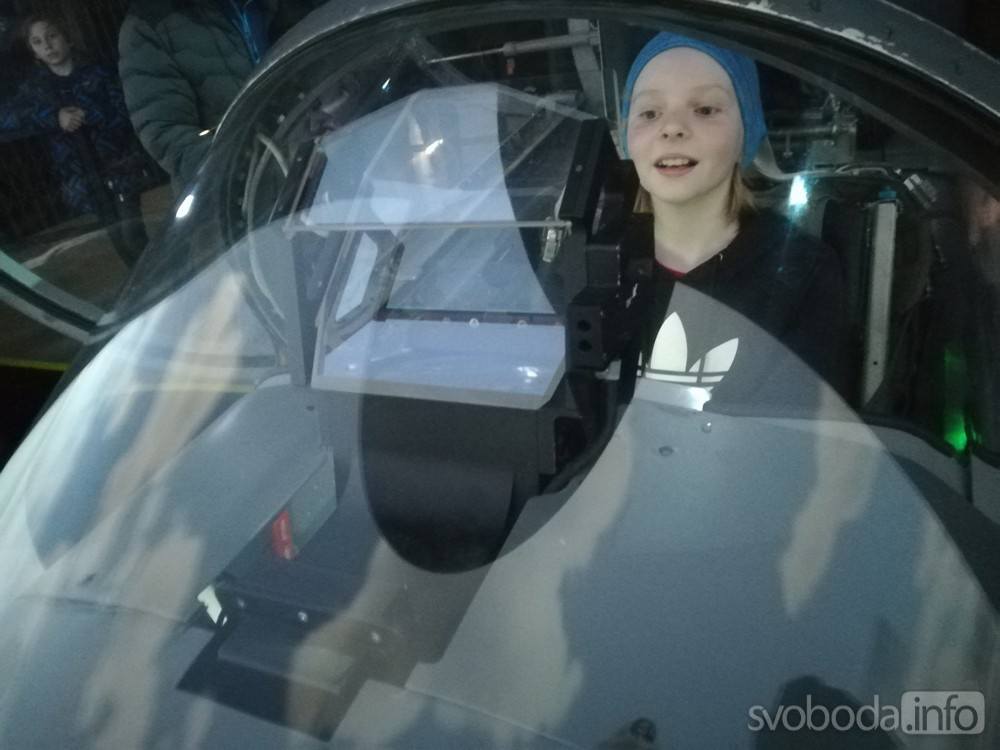 Mladí hokejisté pilotovali na simulátoru bojový letoun