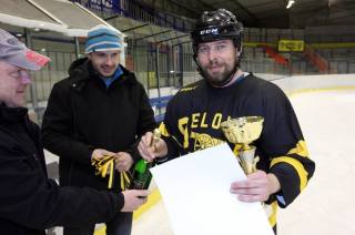Foto: Bronzové medaile AKHL 2018 vybojovali hokejisté týmu Dělový koule