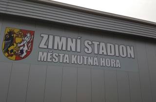 Chtějí opravit korodující střešní konstrukci zimního stadionu v Kutné Hoře