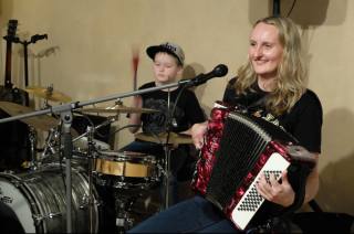 Foto, video: Rodinná kapela Petra Börnerová Trio vvystoupila v kutnohorském Blues Café