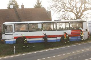 Foto: U Vrbčan se srazila dodávka s autobusem, zasahoval i vrtulník
