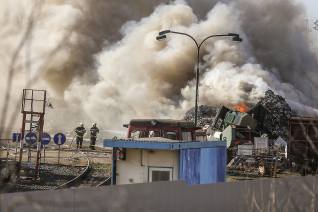 Aktualizováno, foto: V kovošrotu za nadražím hoří, radnice nabádá občany aby nevětrali