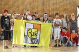 Kolínská "Trojka" má novou vlajku, slavnostního představení se účastnila celá škola