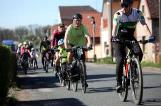 Foto: Cyklisté vyrazili do nové sezony ze Svaté Kateřiny, zamířili do Kladrub