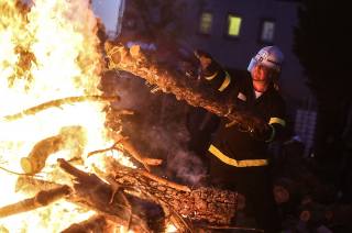 Oheň v Konárovicích pečlivě udržovali místní hasiči