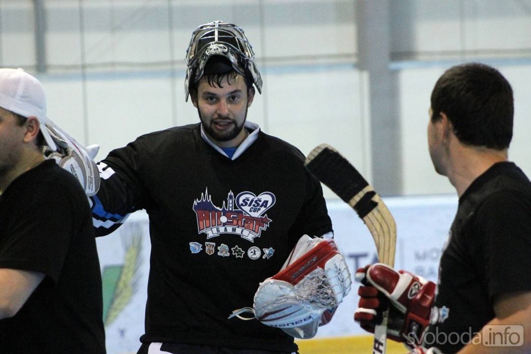 Foto: Hokejisté Čáslavi sehráli charitativní hokejbalové utkání s  ALL STAR týmem "Šíša Cupu"