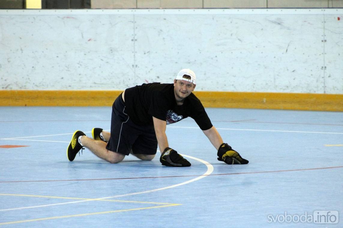 Foto: Hokejisté Čáslavi sehráli charitativní hokejbalové utkání s  ALL STAR týmem "Šíša Cupu"