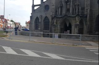 Rada vyhověla žádosti a souhlasí s odstraněním části zábradlí před sedleckou katedrálou