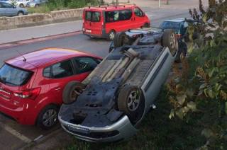 Kuriozní nehoda u Futura: Automobil skončil po sklouznutí z parkoviště na střeše