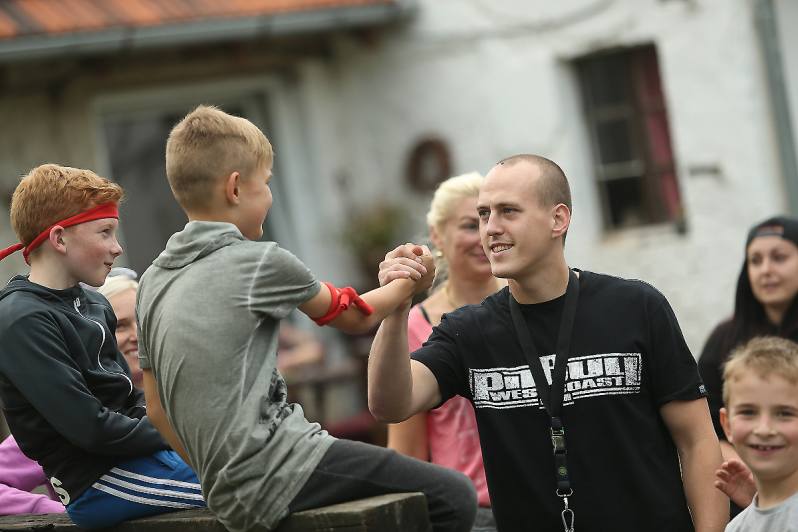 Foto: Kolínští MMA fighteři uspořádali odpoledne pro děti spojené s charitou