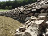 20180730135330_15: Foto, video: Kamenná zeď se objevila na dně téměř vyschlé přehrady Pařížov
