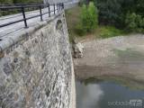 20180730135336_DSCN7052: Foto, video: Kamenná zeď se objevila na dně téměř vyschlé přehrady Pařížov
