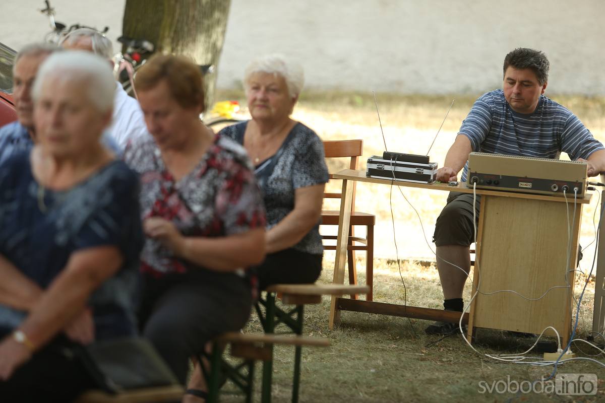 Foto: Na pouťovém koncertu zahrála Třídvorským kapela Suchdolanka