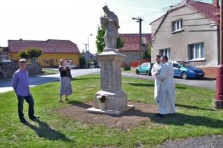 Posvětili zrestaurovanou sochu sv. Jana Nepomuckého v Červených Janovicích