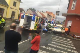 Aktuálně, foto: U dopravní nehody v Ovčárecké ulici zasahuje i vrtulník