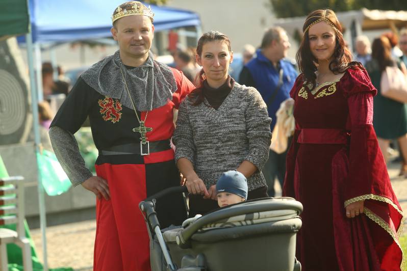 Foto: Na Svatováclavské vinobraní v Pečkách dorazil na koni i sám král