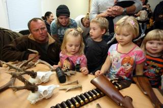 Foto: Za dětmi v miskovické školce opět po roce dorazili myslivci