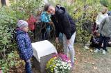 20181027103710_IMG_9789: Žáci ZŠ T. G. Masaryka slavnostně odhalili obnovenou pamětní desku v Jiráskových sadech
