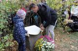 20181027103710_IMG_9790: Žáci ZŠ T. G. Masaryka slavnostně odhalili obnovenou pamětní desku v Jiráskových sadech