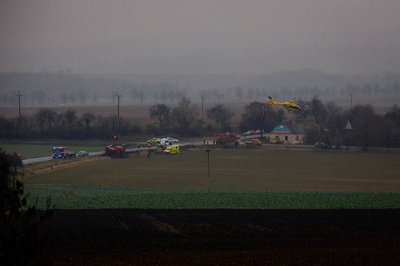 Při dopravní nehodě u Křesetic zasahoval vrtulník i psovod