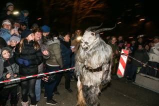 Foto: Alpští krampusáci rozpoutali na Barborce pekelnou show