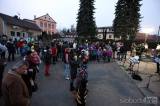 20181130183741_5G6H0305: Foto: V Křeseticích v pátek rozsvítili vánoční strom, zazpívaly děti ze školy