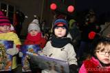 20181130183744_5G6H0448: Foto: V Křeseticích v pátek rozsvítili vánoční strom, zazpívaly děti ze školy